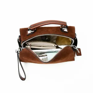 Braune Boston-Tasche aus Mattleder mit geräumigem Innenraum und Reißverschlussfach für Damen