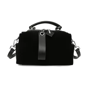 Schwarze Vintage Boston Tasche aus Wildleder mit großem Fassungsvermögen und Gurt