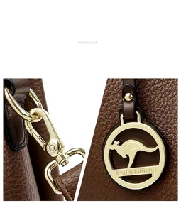 Detalle de cuero granulado con logotipo de canguro dorado y herrajes brillantes