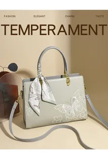 Détail de broderie de fleurs et papillons avec foulard en soie sur sac cabas luxe