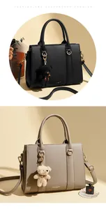 Détail de sacs à main en cuir de lychee avec oursons décoratifs en noir et beige