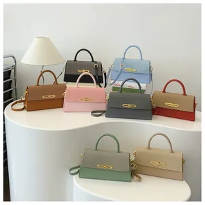 Sammlung von acht eleganten Überschlagtaschen in verschiedenen Farben mit goldener Schließe