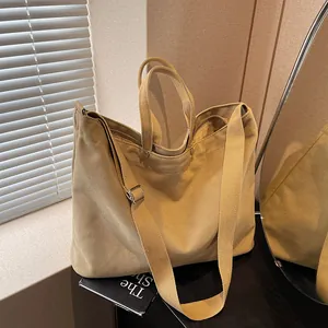 Bolso tote grande de lona caqui con correa ajustable para el hombro y cremallera