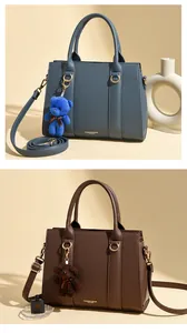 Sacs à main en cuir grainé bleu et marron avec bandoulières amovibles et pendentifs ours
