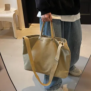 Bolso tote de lona caqui con correa para el hombro y remaches para el uso diario casual
