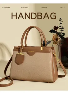 Detail der braunen Leder- und Webtextur-Handtasche mit goldener Hardware und Logo
