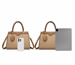 Größenvergleich der khakifarbenen Handtasche mit iPhone und iPad für Kapazitätsreferenz