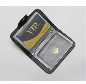 Détail d'un porte-cartes en cuir grainé noir avec fentes en PVC et bouton-pression