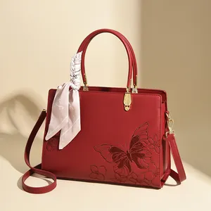 Sac à main rouge style chinois avec broderie florale et foulard en soie décoratif