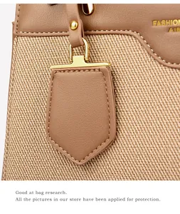 Detailaufnahme von gewebtem Stoff und Lederpatchwork mit goldenen Metallbeschlägen der Tasche
