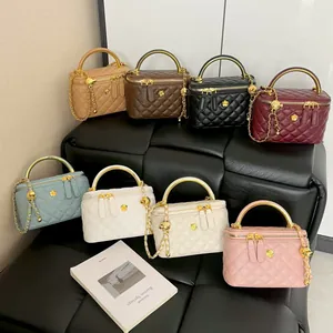 Sac seau matelassé en plusieurs couleurs avec poignées dorées et pendentifs fleurs