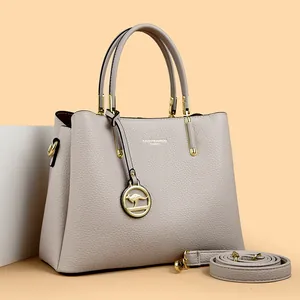 Elegante bolso de mano de cuero beige para mujer con colgante de canguro y correa