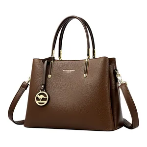 Elegante bolso de mano en cuero marrón granulado con colgante de canguro y correa