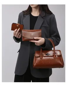 Ensemble de trois sacs en similicuir marron foncé poli avec poignées tressées