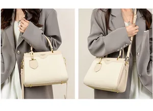 Detail der minimalistischen cremefarbenen Ledertasche mit Goldbeschlägen und Logo-Prägung