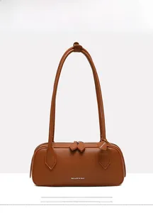 Dettaglio della borsa in pelle marrone a grana di litchi con doppia zip e logo