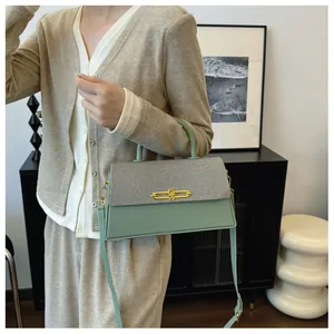 Details der Handtasche in Mintgrün und Grau mit Kontrastnähten und Goldschnalle