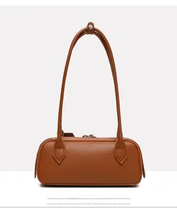 Dettaglio borsa in pelle martellata marrone con spalline sottili e cerniera in metallo