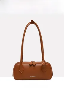 Dettaglio borsa baguette in pelle marrone motivo lychee con doppia cerniera e logo