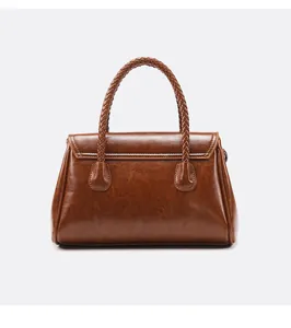 Détail macro du sac cabas marron avec poignées tressées et couture de haute qualité