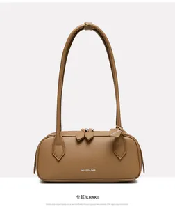 Dettaglio borsa sottobraccio in pelle martellata kaki con scritta Balado & Bag
