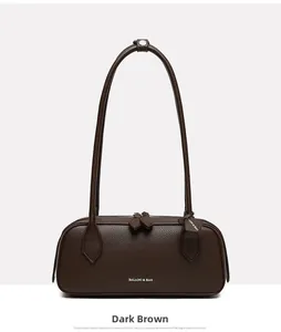 Dettaglio borsa marrone scuro in pelle testurizzata litchi con logo BALADO & BAG