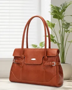 Nahaufnahme der braunen Kunstleder-Tasche mit Metallschnalle und Seitenriemen-Details