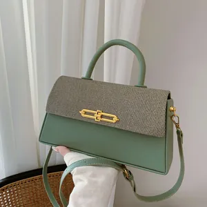 Detail der salbeigrünen Ledertasche mit gewebter Klappe und goldenem Kettenschloss
