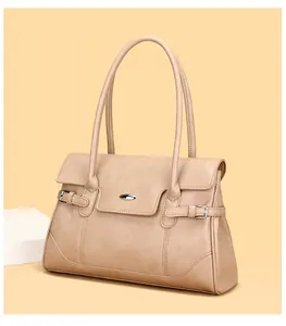 Detailansicht der eleganten beige Tragetasche mit Kunstlederstruktur und Metallverschluss