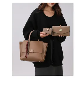 Driedelige dames tote bag set in kaki met bijpassende portemonnees van leer met nerf