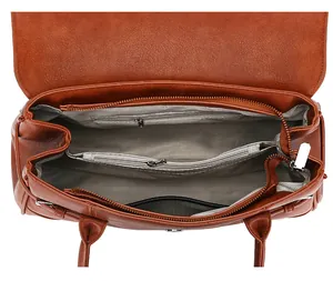 Draufsicht der braunen Tote-Tasche mit Innenfächern und grauem V-Muster-Futter