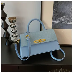 Minimalistische hellblaue kleine Umhängetasche mit Kontrastnähten und goldener Schnalle