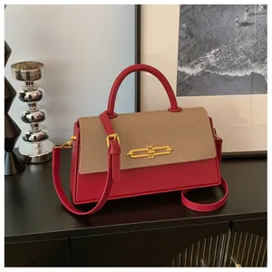 Elegante Umhängetasche aus rotem Leder und beige Stoff mit goldenem Metallschloss