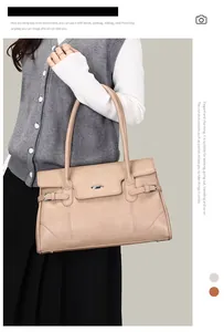Beige Leder-Einkaufstasche an der Schulter mit minimalistischem Business-Styling-Detail