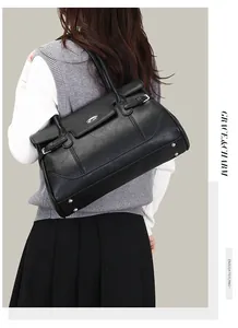Seitenansicht der großen schwarzen Shopper-Tasche mit Litschimuster und silberner Schnalle