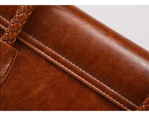 Vue détaillée de la texture du cuir marron et de la poignée en corde tressée main