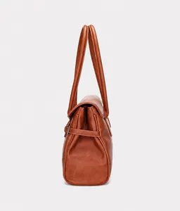 Detailansicht der braunen Handtasche mit Seitenschnalle und strukturierter PU-Oberfläche