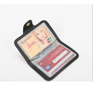 Détail du porte-cartes en cuir noir avec deux fentes transparentes en PVC pour ID