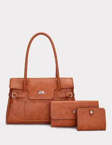 Makroaufnahme von khakifarbenem Leder-Tote-Bag-Set mit Geldbörse und kleiner Brieftasche