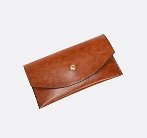 Vue détaillée du portefeuille enveloppe en cuir PU marron vintage avec bouton pression doré