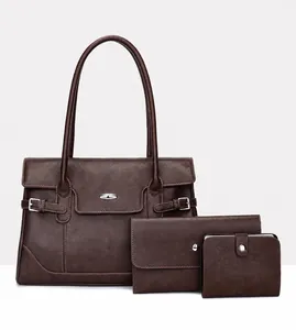 Detailliertes Set aus brauner Tragetasche, Briefumschlagtasche und Geldbörse mit Silberteilen