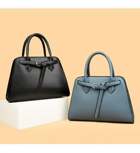 Dettaglio delle borse a trapezio nero e grigio-blu con finitura in ecopelle testurizzata