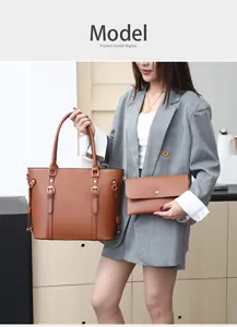 Détail du grand sac cabas en similicuir marron avec boucles et bandoulière chaîne dorée