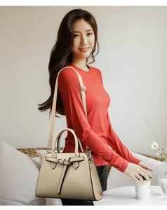 Elegante borsa a tracolla beige con tracolla regolabile in un ambiente accogliente