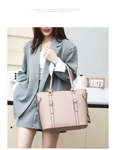 Détail du sac cabas en cuir souple rose poudré avec boucle en métal doré ajustable