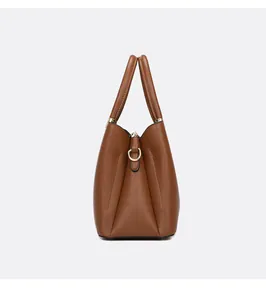 Detail der braunen Handtasche aus Leder mit Litschi-Muster und goldenen D-Ring-Haken