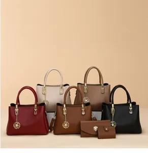 Detailansicht von Lederhandtaschen mit Rosenanhängern und passenden Geldbörsen