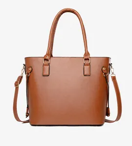 Détail du dos du sac fourre-tout en cuir PU marron avec texture croisée et doré brillant