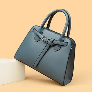 Borsa a mano minimalista in pelle blu morandi con finitura testurizzata e manici