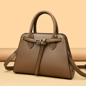 Borsa trapezoidale in pelle marrone con nodo decorativo e dettagli in fibbia argento